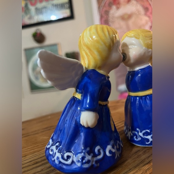 Vintage 80’s KISSING ANGELS Magnetic Salt & Pepper Shakers - Porcelain - Picture 4 of 10